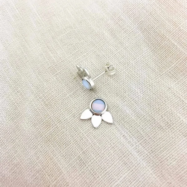 Via Studs küpe, 925 ayar gümüşten üretilmiş sade ve modern bir tasarıma sahiptir.