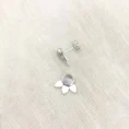 Via Studs küpe, 925 ayar gümüşten üretilmiş sade ve modern bir tasarıma sahiptir.