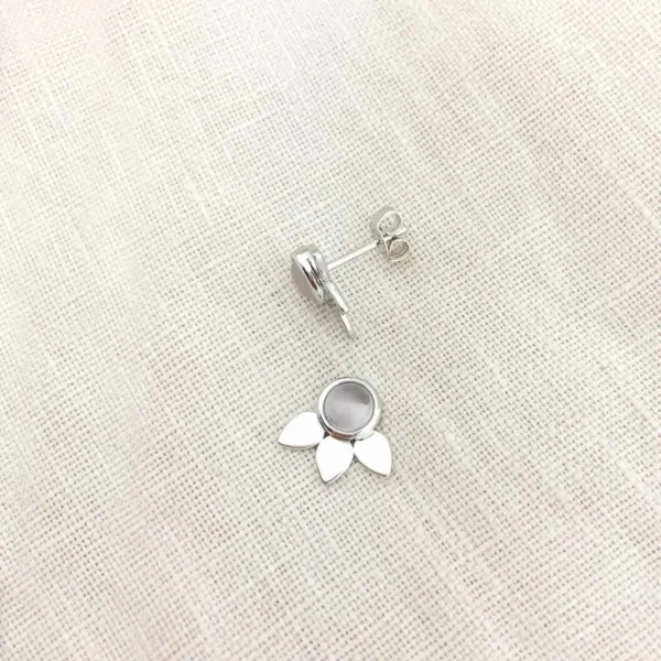 Via Studs küpe, 925 ayar gümüşten üretilmiş sade ve modern bir tasarıma sahiptir.
