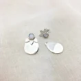 Via Studs küpe, 925 ayar gümüşten üretilmiş sade ve modern bir tasarıma sahiptir.
