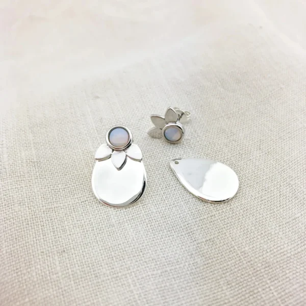 Via Studs küpe, 925 ayar gümüşten üretilmiş sade ve modern bir tasarıma sahiptir.