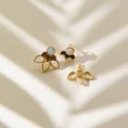 Via Studs küpe, 925 ayar gümüşten üretilmiş sade ve modern bir tasarıma sahiptir.