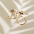 Via Studs küpe, 925 ayar gümüşten üretilmiş sade ve modern bir tasarıma sahiptir.